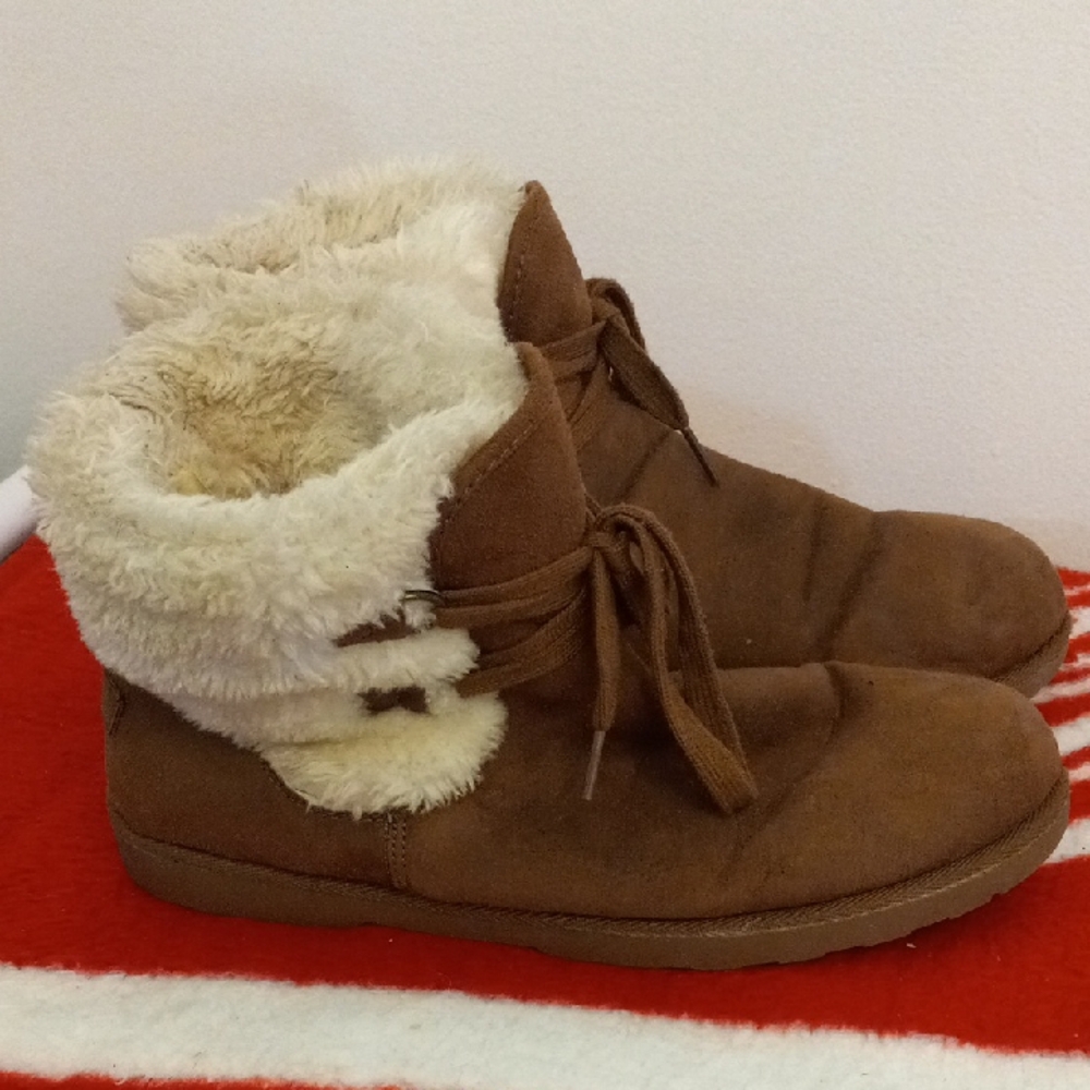 Size 12M. Cozy Brown and Cream Fur-Lined Boots By Makalu